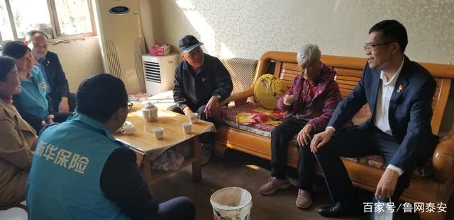 工作人员一同,慰问了社区市级劳模王幼兰和在党50年老党员,送去米面油